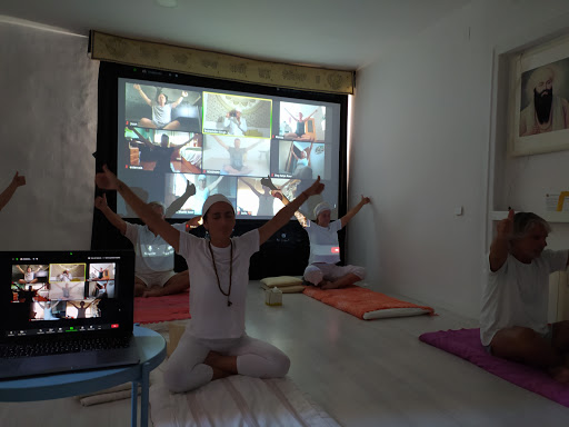 Centro de Yoga Akal Yoga Terrassa Escola Oficial de Kundalini Yoga – Terrassa